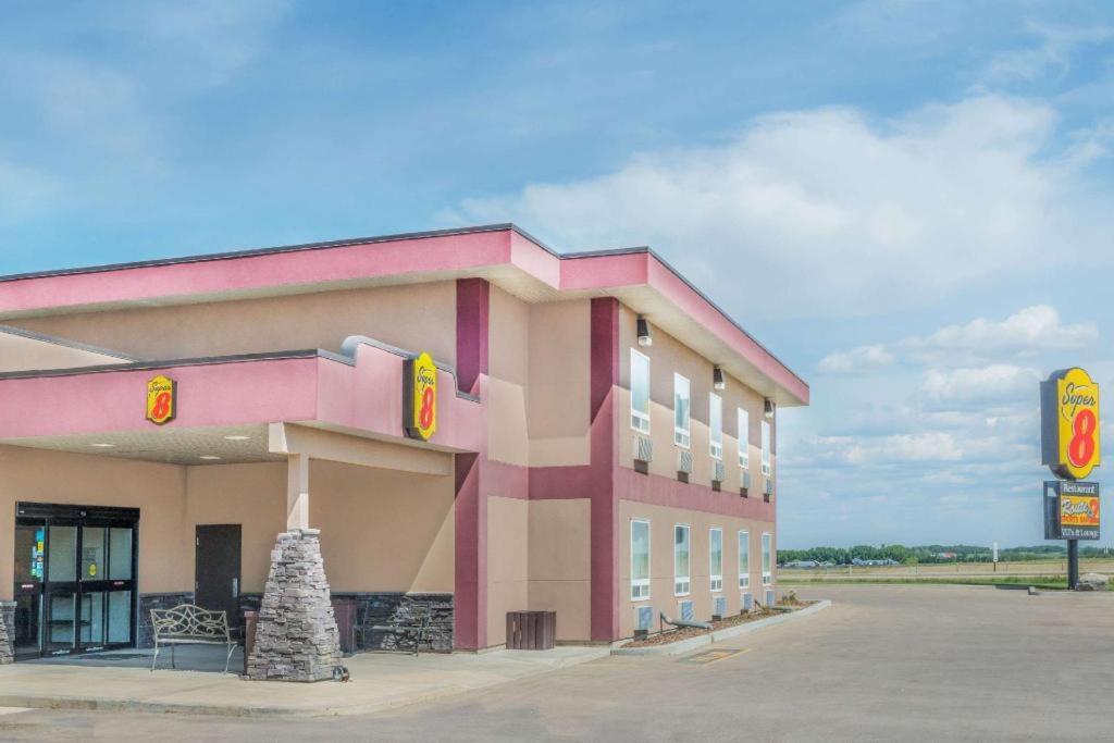 Super 8 By Wyndham Innisfail Dış mekan fotoğraf