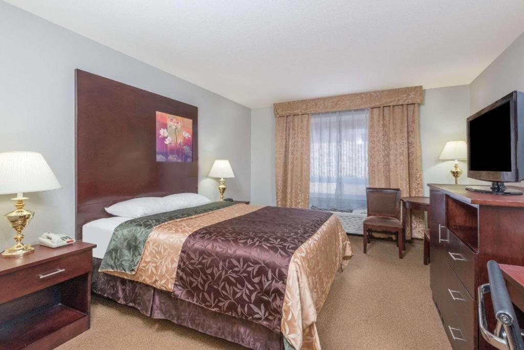 Super 8 By Wyndham Innisfail Dış mekan fotoğraf