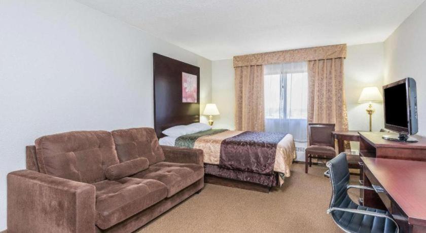 Super 8 By Wyndham Innisfail Dış mekan fotoğraf